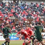 熱戦を展開する神戸、トヨタの両フィフティーン＝２８日午後、神戸市須磨区緑台、ユニバー記念競技場