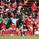 熱戦を展開する神戸、トヨタの両フィフティーン＝２８日午後、神戸市須磨区緑台、ユニバー記念競技場