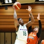 Ｂ１滋賀への期限付き移籍が決まったＢ２西宮のジョーンズ（左）＝１月２７日、松山市総合コミュニティセンター（Ｂリーグ提供）