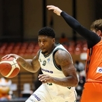 Ｂ１滋賀への期限付き移籍が決まったＢ２西宮のジョーンズ（左）＝１月２７日、松山市総合コミュニティセンター（Ｂリーグ提供）