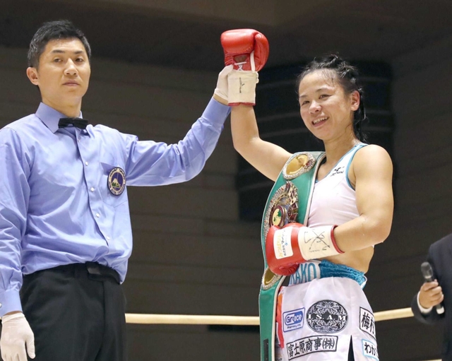東洋太平洋王者として初防衛戦に挑み、勝利した藤原芽子選手＝２０１８年１２月、大阪市のエディオンアリーナ大阪