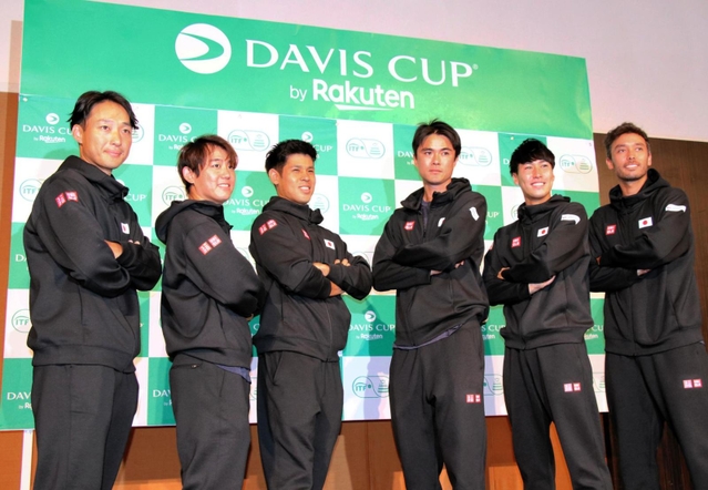 対戦カードが決まり、意気込む日本の（左から）添田豪監督、西岡良仁、内田海智、ダニエル太郎、綿貫陽介、マクラクラン勉＝神戸市中央区