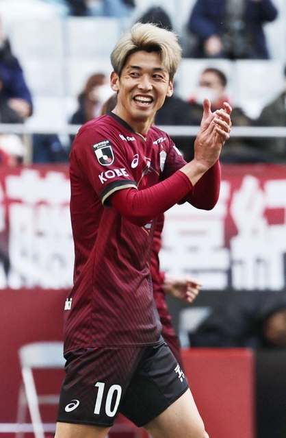 神戸-松本　後半、立て続けに２点を決め、笑顔を見せる神戸の大迫＝ノエビアスタジアム神戸