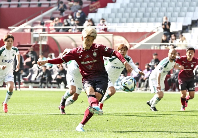 神戸-松本　前半、神戸の大迫がＰＫを放つも外れる＝ノエビアスタジアム神戸