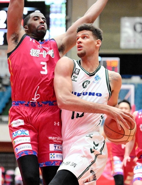 熊本-西宮　前半、攻め込む西宮のポーター（右）