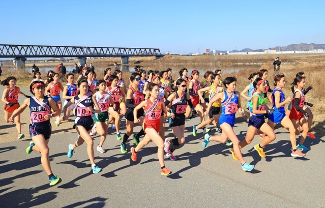 一斉にスタートする女子の選手たち＝５日午前、加古川市加古川町河原