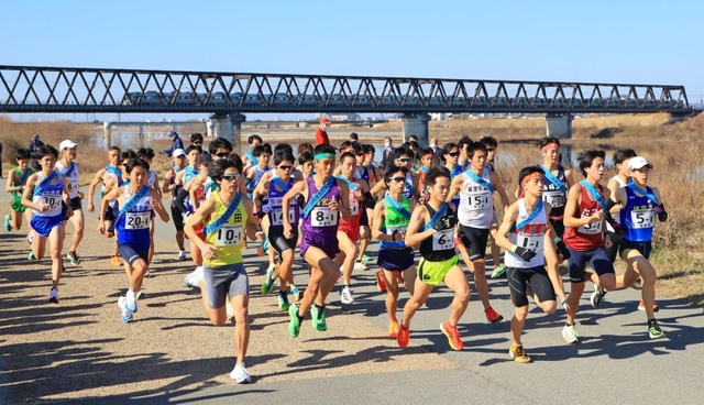 一斉にスタートする男子の選手たち＝５日午前、加古川市加古川町河原