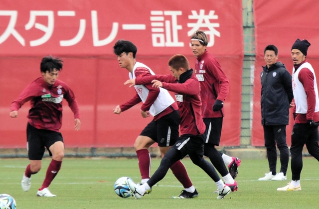 ミニゲームでボールを奪い合う神戸の新加入ＭＦ井出（中央）やＭＦ泉（左端）ら＝神戸市西区、いぶきの森球技場