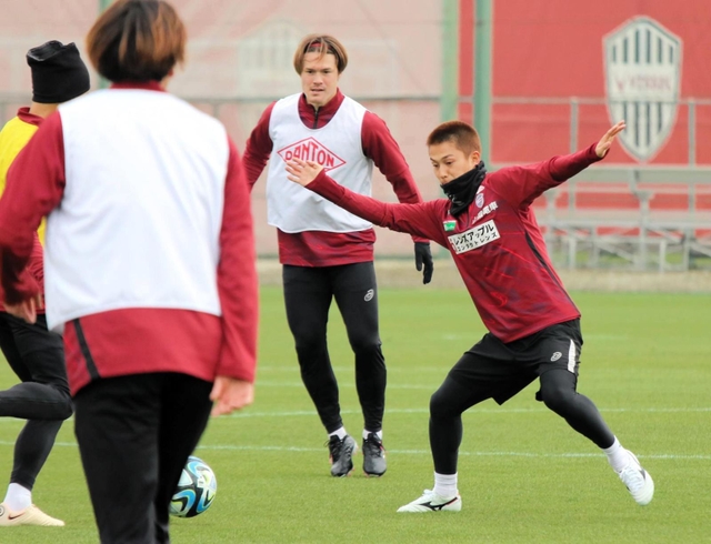 ミニゲームで汗を流す神戸の新加入ＭＦ井出（右）。憧れのイニエスタらとポジションを争う＝神戸市西区、いぶきの森球技場