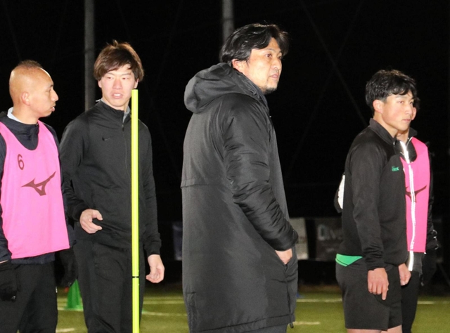 バサラ兵庫の監督に就任した荒川友康氏（左から３人目）。国内外で指導経験が豊富だ＝神戸市西区、バサラヴィレッジグリーン