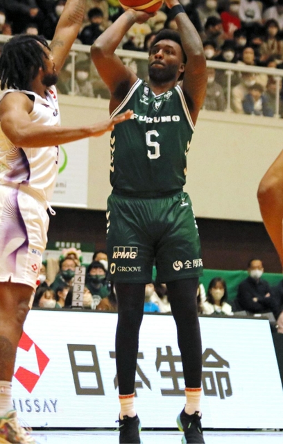 西宮-山形　第１クオーター、シュートを放つ西宮のハミルトン