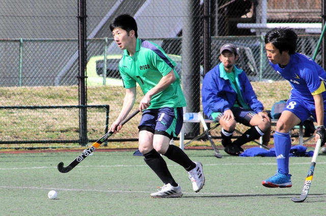 男子１部・関学大－ハーツ　前半、ハーツの田中（左）が相手陣に攻め入る 