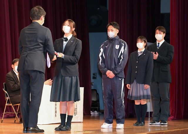 兵庫県スポーツ協会表彰の優秀選手賞を受ける（右から）辻本侑矢マキシム、三枝胡桃、坂井優太、松本悠里＝神戸常盤アリーナ