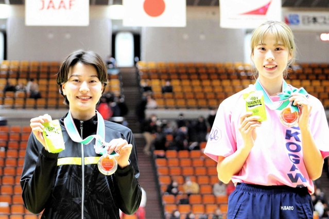 陸上の日本室内選手権女子三段跳びで優勝した船田茜理（右）と２位の高島真織子＝大阪城ホール