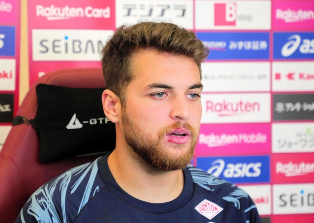 オンライン取材に応じる新加入ＧＫメギオラーロ＝神戸市西区、いぶきの森球技場ⓒＶＩＳＳＥＬ　ＫＯＢＥ