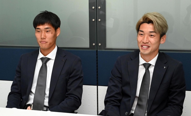 １８日の開幕戦に向け、意気込みを語る神戸の大迫勇也（右）と山川哲史＝９日、神戸新聞社