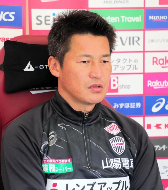 オンライン取材で開幕への意気込みを語る神戸の吉田監督＝神戸市西区、いぶきの森球技場ⓒＶＩＳＳＥＬ　ＫＯＢＥ