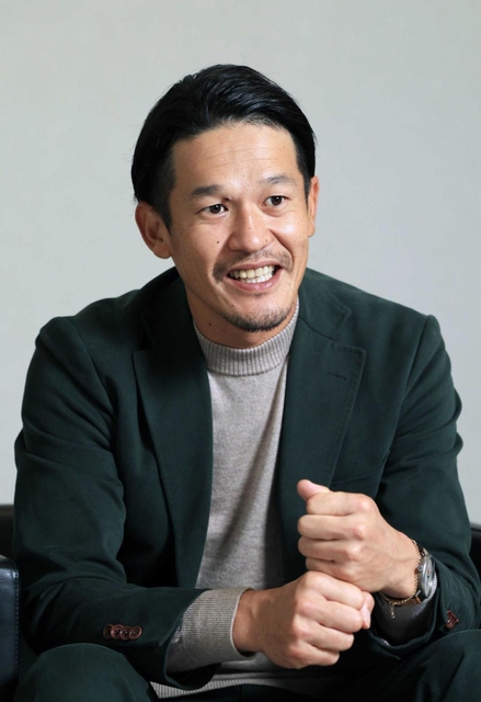 ２０年間のプロ野球選手生活を振り返る坂口智隆さん＝２０２２年１０月２６日、神戸市垂水区の神戸国際大付高（撮影・鈴木雅之）