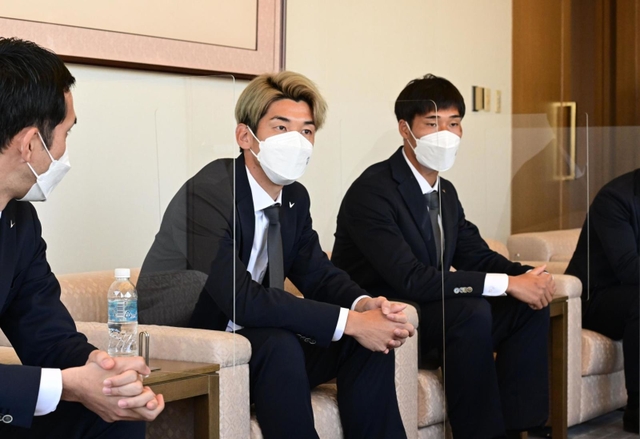 開幕戦への意気込みを語るＪ１神戸の大迫勇也（中央）と山川哲史（右）＝神戸市中央区東川崎町１、神戸新聞社（撮影・坂井萌香）
