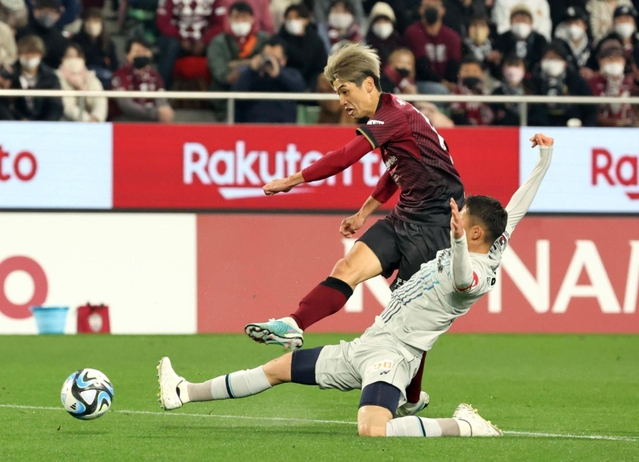 神戸-福岡　前半、シュートを放つ神戸の大迫＝ノエビアスタジアム神戸