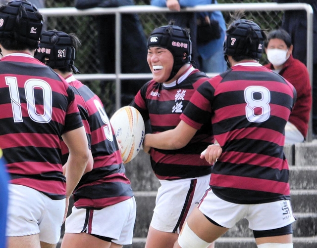 報徳－京都成章　後半、トライを決め、味方と喜ぶ報徳の野村（右から２人目）