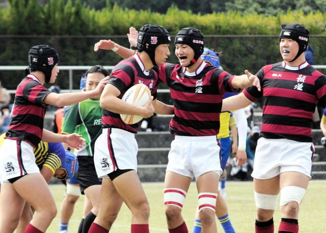 報徳－京都成章　前半、１本目のトライを決め、仲間から祝福される報徳の長谷川（左から２人目）