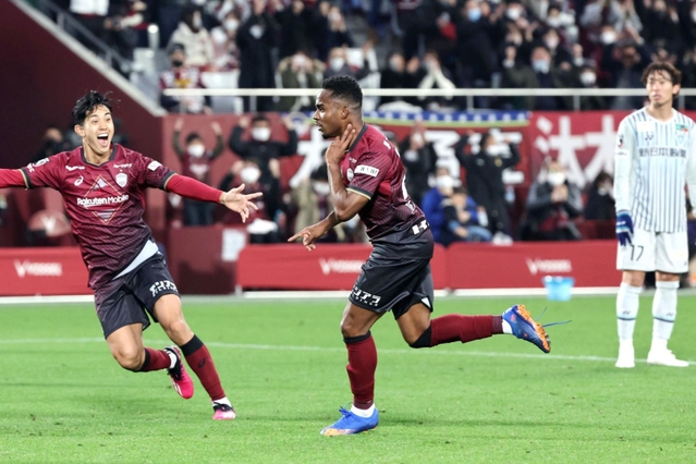 神戸-福岡　後半、神戸のジェアンパトリッキ（中央）が先制点を決めて駆け出す（撮影・小林良多）