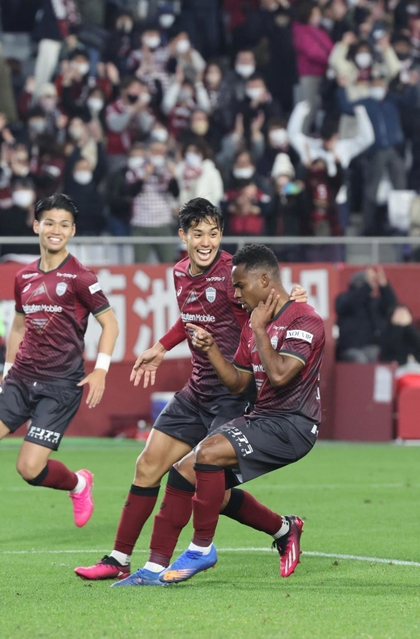 神戸-福岡　後半、先制点を決め仲間の祝福を受ける神戸のジェアンパトリッキ（右）＝１８日午後、ノエビアスタジアム神戸