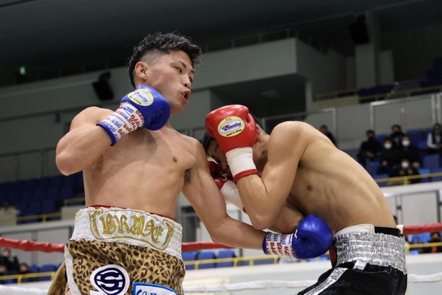 ノンタイトル戦で勝利を収めた与那覇勇気＝２０２２年３月、神戸市立中央体育館