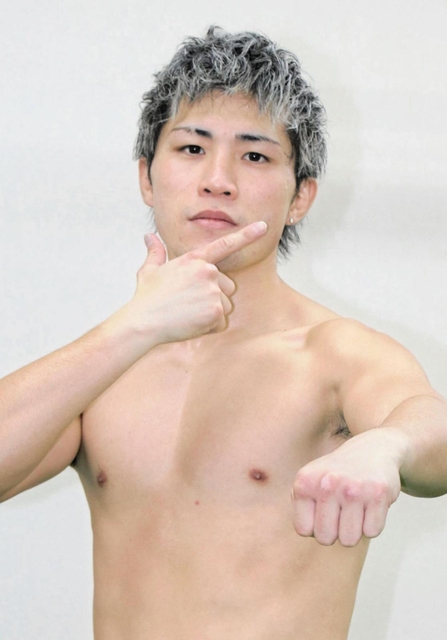 那須川天心のボクシングデビュー戦の相手となった与那覇勇気。右手で名前の頭文字「Ｙ」を示して気合を入れる＝神戸市東灘区の真正ジム