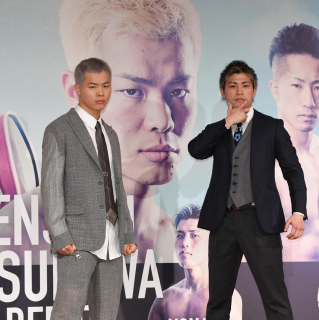 対戦相手の那須川天心（左）とポーズを取る与那覇勇気＝２月１３日、ザ・リッツカールトン東京
