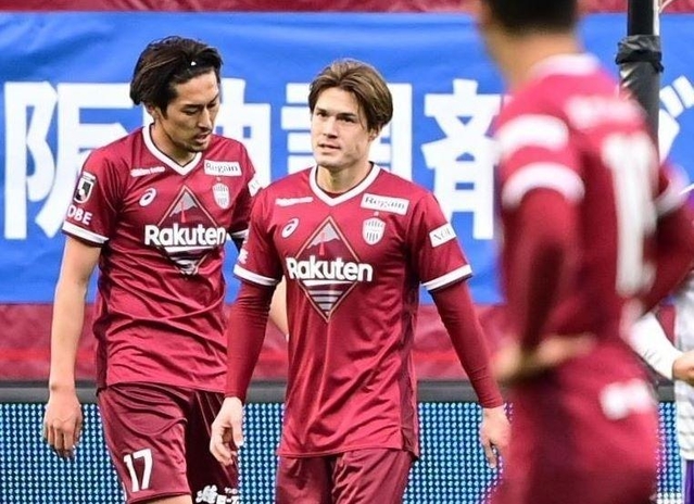 ２０２１年、２０２２年シーズンはリーグ全試合に出場したヴィッセル神戸の酒井高徳（中央）＝２０２２年４月、ノエビアスタジアム神戸