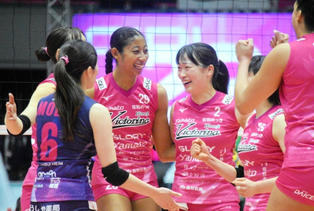 姫路－ＪＴ　第２セット、連続得点を喜ぶ宮部（左から３人目）ら姫路の選手たち