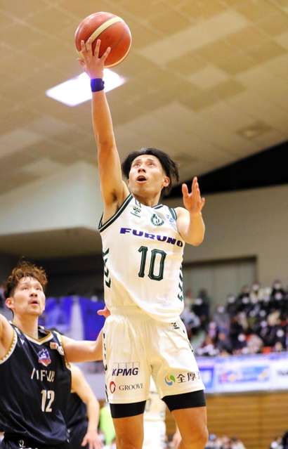 青森-西宮　第１クオーター、シュートに持ち込む西宮の渡辺
