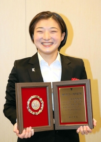 神戸市のスポーツ優秀選手に選ばれ、笑顔を見せる坂本花織＝神戸市中央区中山手通５、ＴＨＥ　ＳＯＲＡＫＵＥＮ