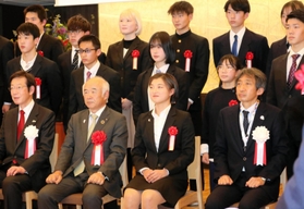 神戸市のスポーツ優秀選手に選ばれ記念撮影に臨む坂本花織選手（前列右から２人目）ら＝中央区中山手通５、ＴＨＥ　ＳＯＲＡＫＵＥＮ