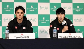 会見で意気込みを語る日本の綿貫陽介（右）とダニエル太郎＝神戸市中央区