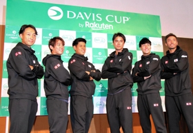 対戦カードが決まり、意気込む日本の（左から）添田豪監督、西岡良仁、内田海智、ダニエル太郎、綿貫陽介、マクラクラン勉＝神戸市中央区