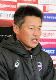 沖縄キャンプを総括し、プレシーズンマッチに向けて意気込む神戸の吉田監督＝神戸市西区、いぶきの森球技場（c）ＶＩＳＳＥＬ　ＫＯＢＥ