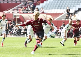 神戸-松本　前半、神戸の大迫がＰＫを放つも外れる＝ノエビアスタジアム神戸