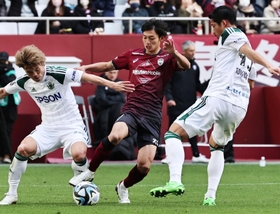 神戸ー松本　後半、松本のプレッシャーにひるまず攻め入る神戸の泉＝ノエビアスタジアム神戸