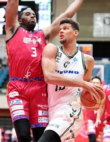 熊本-西宮　前半、攻め込む西宮のポーター（右）