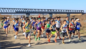 一斉にスタートする男子の選手たち＝５日午前、加古川市加古川町河原