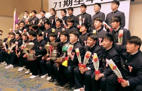 卒部式を終え、記念写真に納まる報徳高ラグビー部の３年生＝尼崎市内