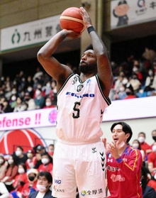 熊本-西宮　第１クオーター、シュートを放つ西宮のハミルトン