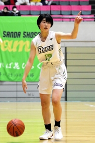 バスケットボール女子決勝・三田松聖-市尼崎　第１クオーター、ドリブルで攻める三田松聖の渡部