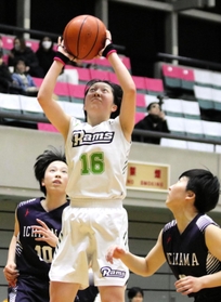 バスケットボール女子決勝・三田松聖-市尼崎　第２クオーター、シュートを決める三田松聖の東寧