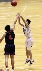 バスケットボール男子決勝・報徳-育英　第２クオーター、シュートを放つ報徳の大沢（右）