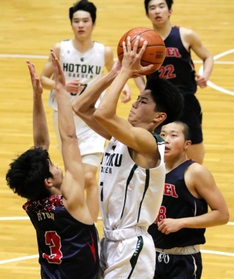 バスケットボール男子決勝・報徳-育英　第２クオーター、シュートを狙う報徳の森本（中央）