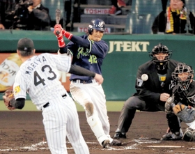 ヤクルトへの移籍１年目、先制打を放つ坂口智隆外野手＝２０１６年４月２０日、甲子園球場